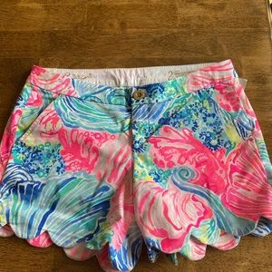 Lilly Pulitzer scalloped shorts sz 2